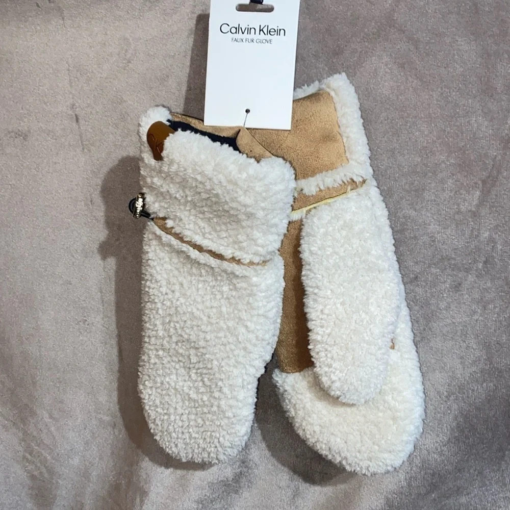 Calvin Klein faux fur Sherpa glove/mitten 🆕